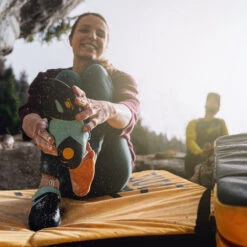 La Sportiva Skwama Vegan Womens -Petzl Shop lasportiva skwama vegan womens lifestyle2